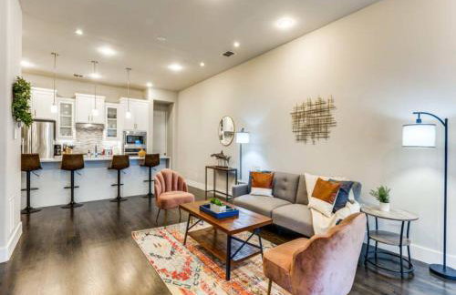 Cozy 3BR Luxury Townhome Near Uptown Skyline WFH Friendly - Foto 4