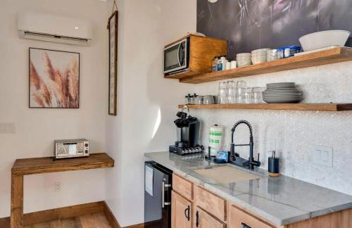 Blooming Redbud Treehouse with private hot tub - Foto 24