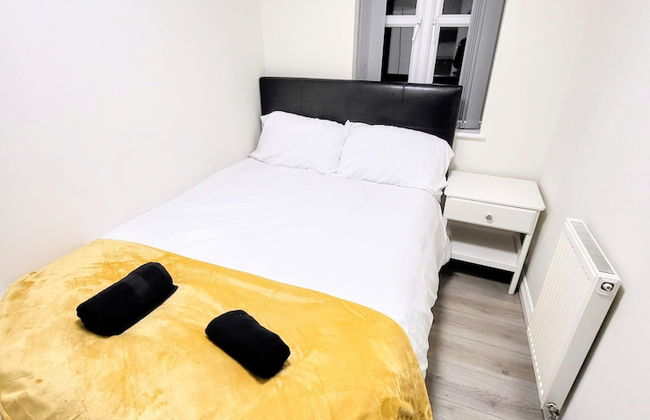 Large Modern House with Parking - Photo 16