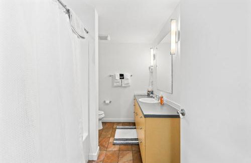 Lakeside luxury with hot tub and pool - Foto 33