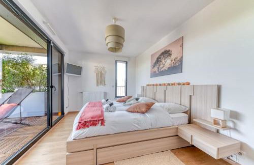 GuestReady - Chic Stay with Jacuzzi and Parking - Photo 10