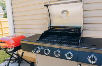 City Retreat - 4 Bedroom Oasis with King & Private Yard near Downtown - Foto 41