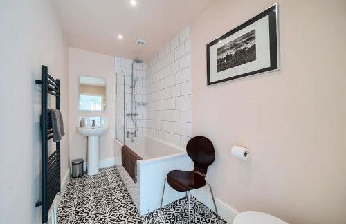 Artist's Studio - Photo 38