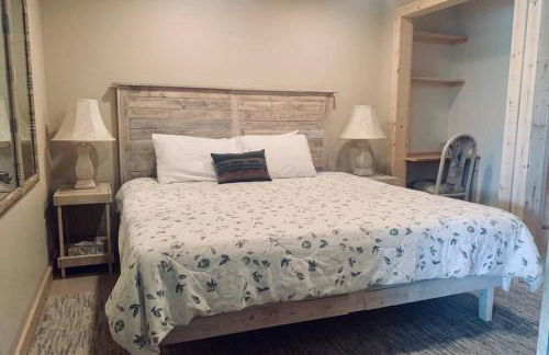 New! Lower Level Ranch Home - 10 mins to Town - Foto 12