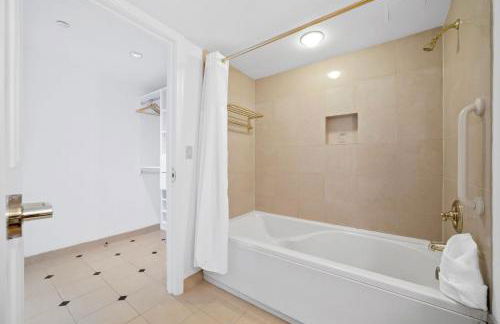 2BR Condo On The Boardwalk with 3 Baths CozySuites - Foto 26