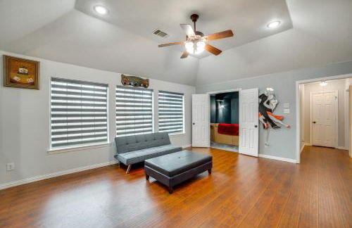 Great for Gatherings! Stylish Allen Home with Patio - Foto 31