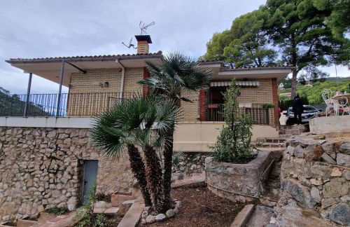 casa y piscina en un parque natural - Photo 1