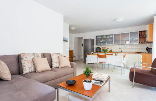 Spacious 3-Bedroom Apartment with Courtyard in Tempio Pausania - Perfect for Families - Foto 1