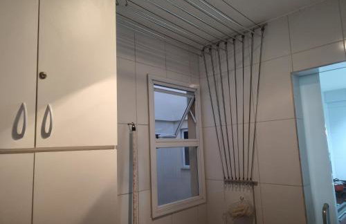Apartamento Frente para o Mar - Varandão com Blindex - Vista para o Mar - 1 Suite e mais 2 Quartos-Ar Condicionado - 2 Vagas - BEIRA MAR - 70 metros da Praia ,TVS SMART GERAL -WI-FI -DISNEY PLUS- PORT 24 HORAS-KIT PRAIA-ROUPA DE CAMA 2 XCASAIS - Foto 70