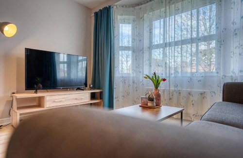 Solihull 2-Bed Flat with Parking-Ideal for Contractors, Business, Long Stays - Photo 9