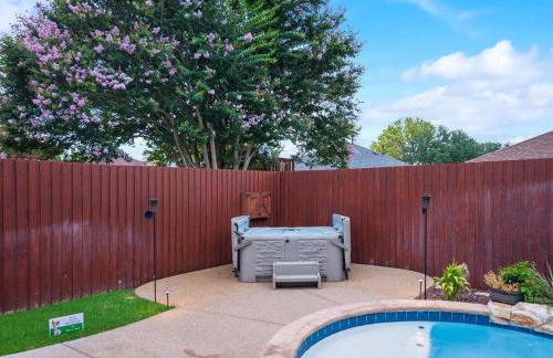 Modern and Luxury DFW Mansion with Backyard Oasis - Foto 36