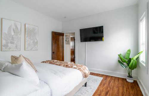 Luxury Short and Midterm Hyde Park Getaway - Photo 14