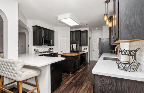 Upscale 4BR Cypress Home w Pool, Hot Tub, Theater, Sleeps 20 - Foto 13