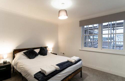 Lovely 2 Bed Harbourside Apartment with Sea Views - Photo 13