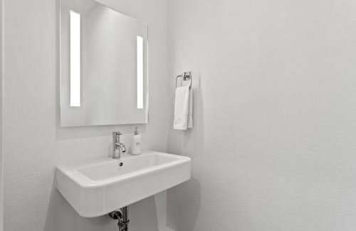 Modern Dallas Townhome with Private Rooftop, City View, Private Parking & Grill - Photo 20