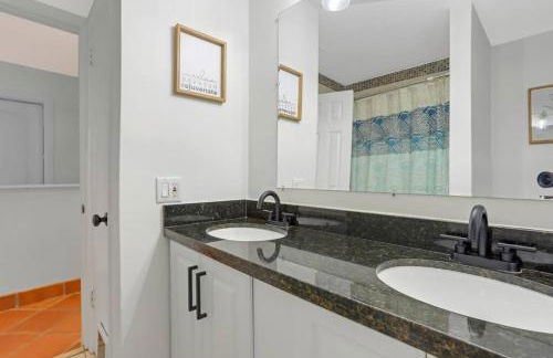 3BR HEATED POOL CLOSE TO BEACH - Foto 26