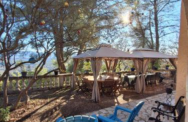 Les Ribas villa groupe, de 4 a 14 personnes, maison familiale, séjour nature, calme, Provence, Plaine des Maures, proche mer, Verdon, randonnée, terrain arboré, jeux enfants, pétanque, ping-pong, cuisine équipée, grande capacité, vacances en groupe - Foto 2