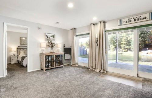 Lakefront Luxury with Private Beach, Sleeps 14 - Foto 8