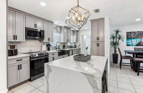 Miami Oasis, Spacious 4-Bedroom Home with Pool - Photo 16