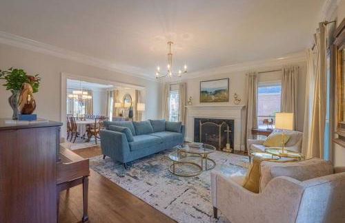 Large Luxury House, King Beds and More, Hot Tub, Theater, Fireplace, Game Room, Ping-pong, Pool Table, Air Hockey, Arcade, River, Big Kitchen, Nice Porch, Quiet, Good for Families and Large Groups, Near UGA Golf Course, Close to UGA & Stanford Stadium - Photo 19