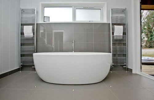 Nyland Lodge - Hot Tub - Fireplace - Free Parking & WiFi - Foto 32