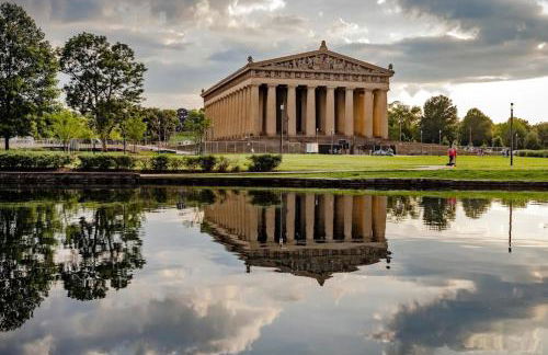 Home with Rooftop Deck & Garage, 2 miles to Downtown Broadway - Foto 52