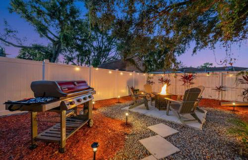 Family & Pet Friendly Getaway with Porch Fire Pit & Yard - Foto 1