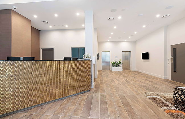 Ramada Suites By Wyndham Victoria Street West - Photo 3