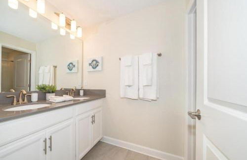 Stunning Retreat Townhouse 4 Beds and 10 Mins to Disney With Pool - Foto 14