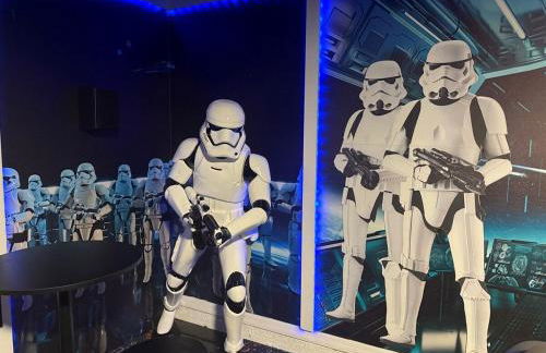 Amazing Star Wars Villa with Arcade & Theater, Private Pool, 3 King, Near Disney - Photo 10