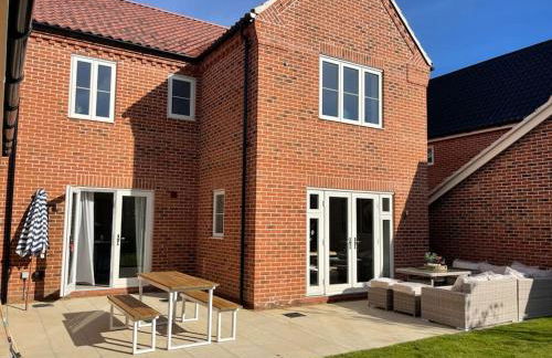 Stunning! Beautiful contemporary property in Holt, Norfolk - Photo 3