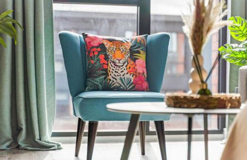 Tropical Suite - 2 Bed 2 Bath City Centre Netflix Games - Exclusive Weekly and Monthly DEALS - Raozee Homes - Foto 42