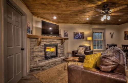 5-Star Cabin wHot Tub, Game Room, & Resort Perks! - Foto 4