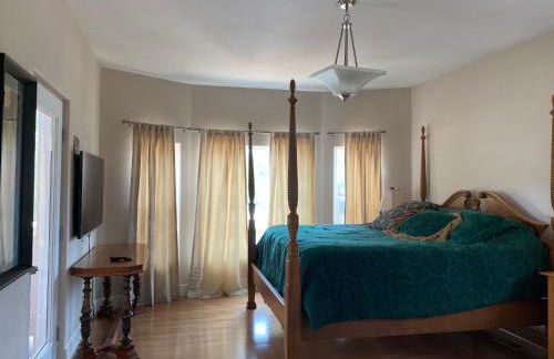 Huge Cozy Home with Many Bedrooms in Ivywild - Foto 42