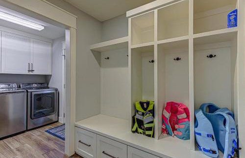 Lakefront Family Home for 12 w Picturesque Views & Patio - Foto 16