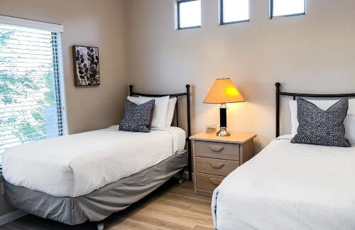 Renovated condo with updated floors, pool, hot tub & mountain views - Foto 21