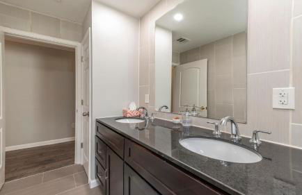 Stylish 3BR 3BA Colonial House by CozySuites - Foto 16