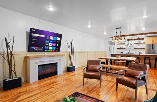 Modern Mountain Escape Sleeps Large Groups - Foto 11