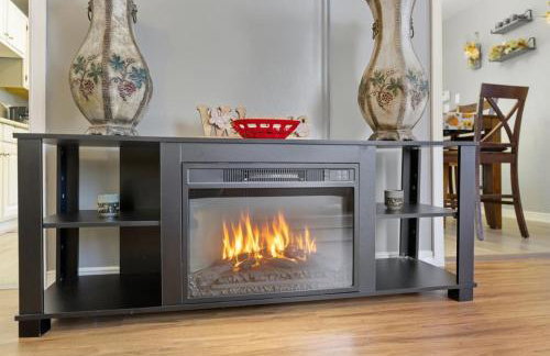 Next Stop! Comfort! 3 BR Near Amtrak Station! - Foto 2