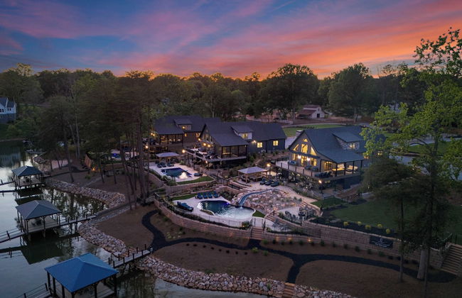 Gray Fox Lodge by Avantstay Waterslide Pool, Theater Sleeps 21 - Foto 73