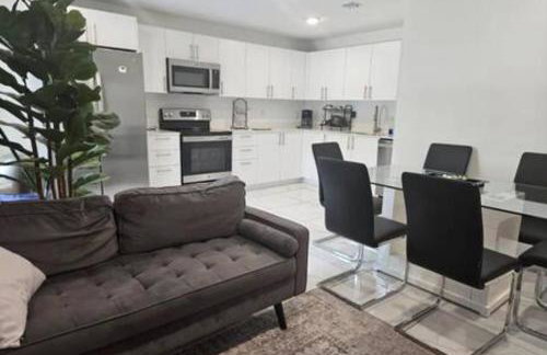 25893 Sw 144 CT · 3 Bed 2.5 Bath Townhome Rooftop 1 Parking Spot - Foto 5