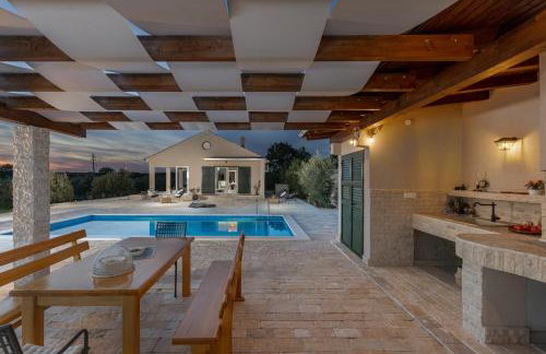 Villa Oliveto with pool - Photo 1