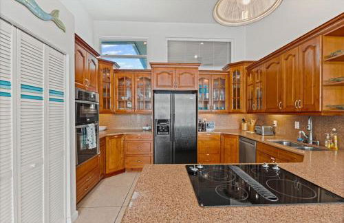 Private Bayfront Beach House with Dock, Steps to Beach and Restaurants - Foto 35