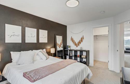 Modern and Bright Townhome with Game Room in S Salem - Foto 9