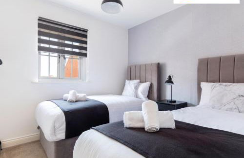 LONG STAYS 30pct OFF - Comfy 3 Bed House near City Centre - PS4 - PARKING By Klarok Short Lets & Serviced Accommodation - Photo 4