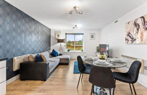 30 percent off! Stylish 2 Bed 2 Bath Abode with Parking - Foto 1