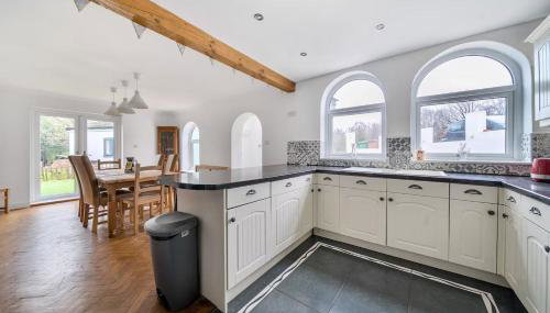 16th-Century Cottage with Separate Studio and Garden, Sleeps 12 - Foto 2, stove