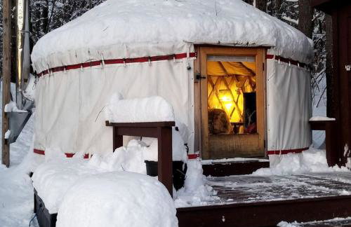 Modern Waterfront Yurt for a Romantic Getaway with a Hot Tub in the Monadnock Region, New Hampshire - Foto 6