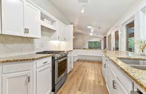 Tranquil Riverfront Retreat - Foto 22