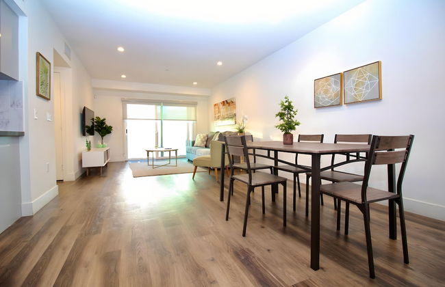 Los Angeles Deluxe Suites - 2 Bedrooms & 2 Bathrooms - Photo 8